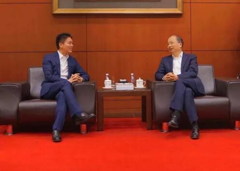 中國工商銀行董事長易會滿和京東集團董事局主席兼首席執(zhí)行官劉強東見證了雙方合作協(xié)議的簽署。 