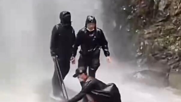 暴雨天打卡瀑布出什么片？ 警示教育片！