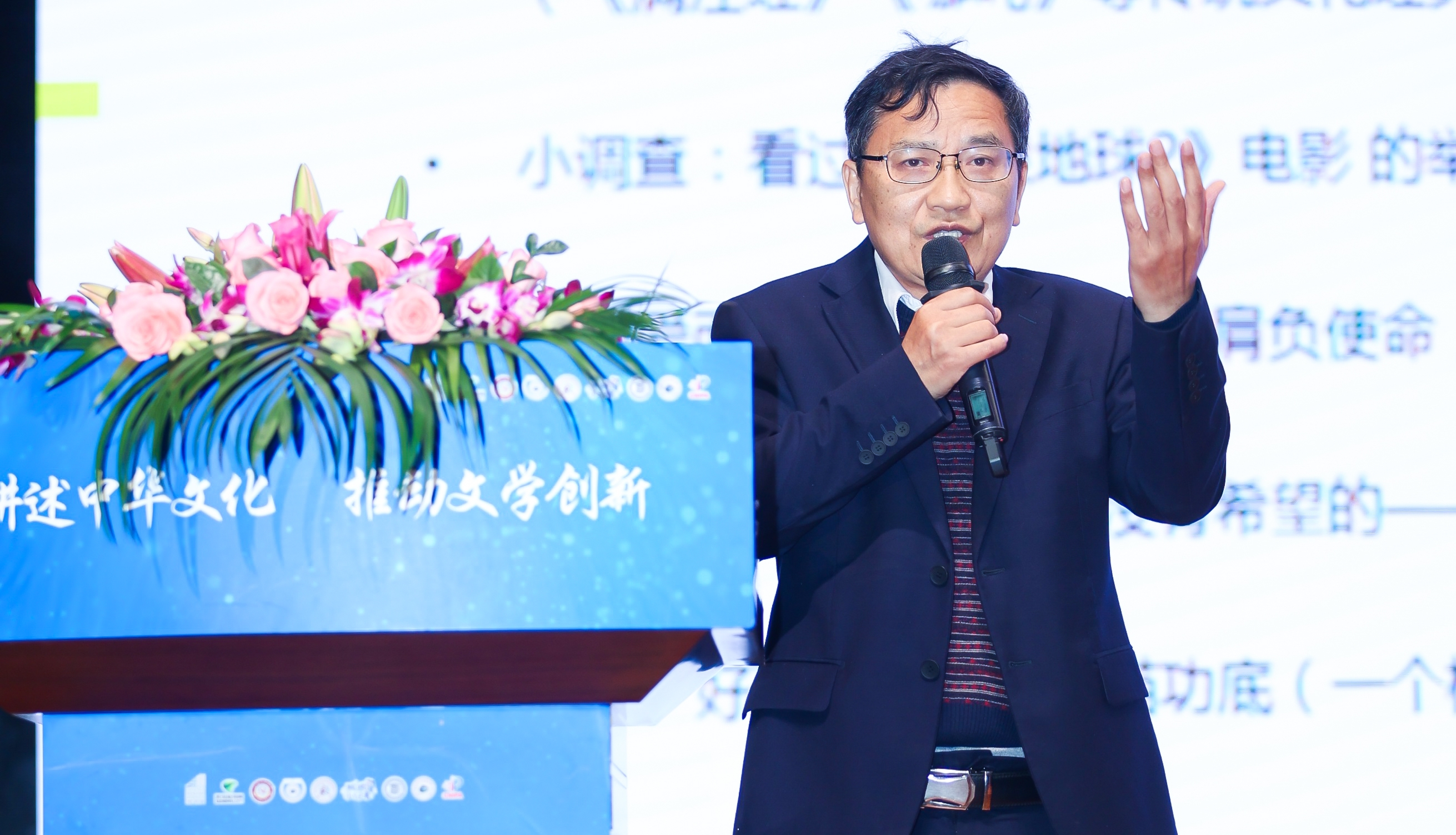 活動現(xiàn)場，“全國文學盛典名師大講堂”主講嘉賓謝晨為大家?guī)碇黝}講座